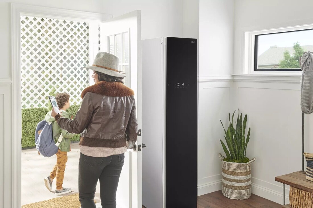Model: S3CW | LG LG Styler Smart Wi-Fi Enabled Steam Closet with TrueSteam Technology and Exclusive Moving Hangers