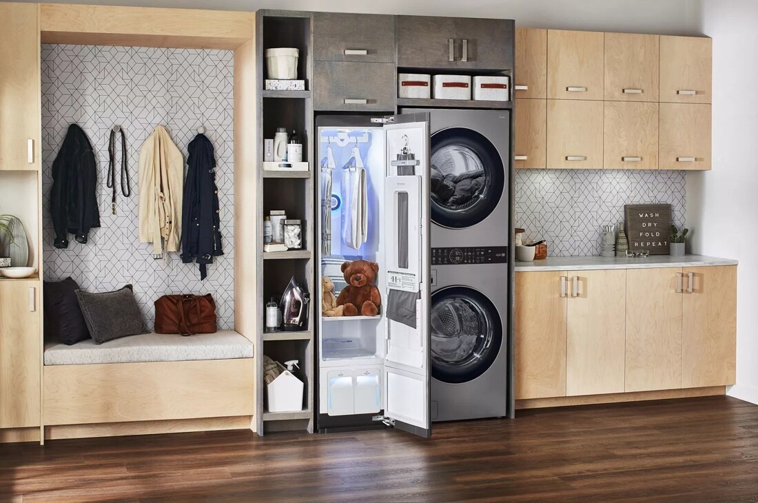 Model: S3MFBN | LG LG Styler Smart Steam Closet with 3 Hangers - Mirror