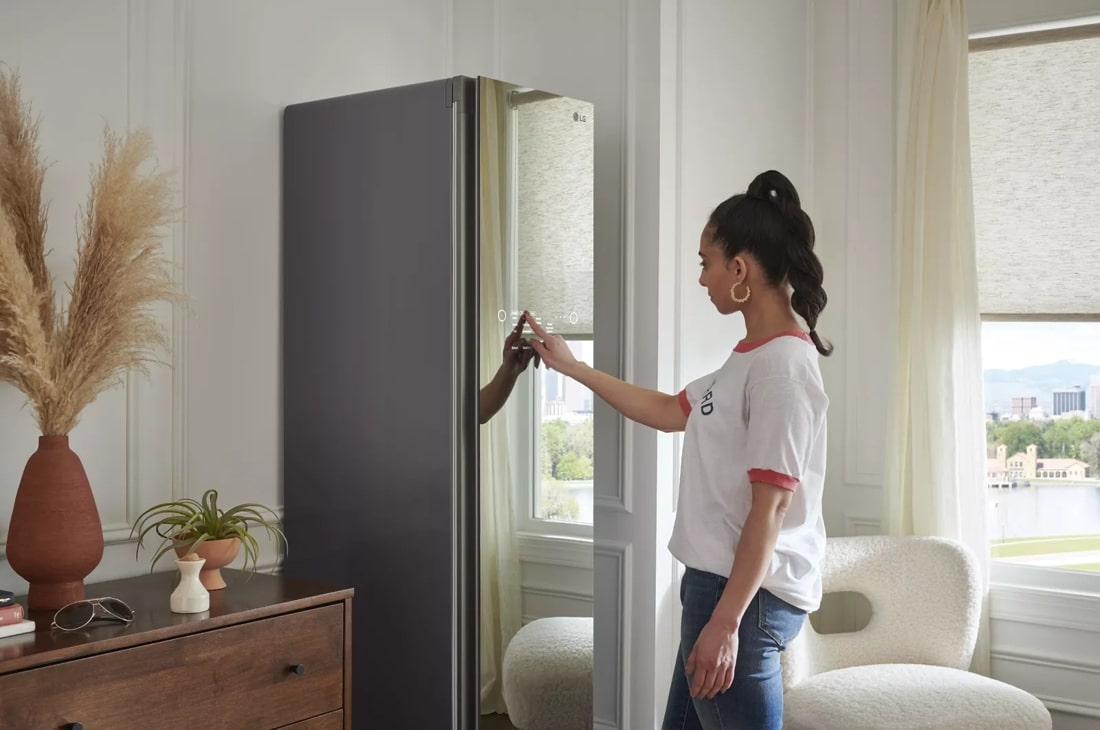 Model: S3MFBN | LG LG Styler Smart Steam Closet with 3 Hangers - Mirror