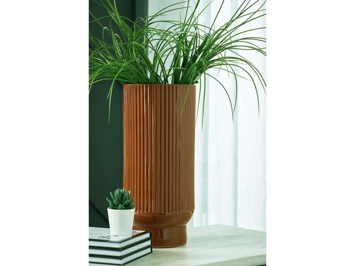 Signature Design by Ashley Avalyah Vase (2/CS)