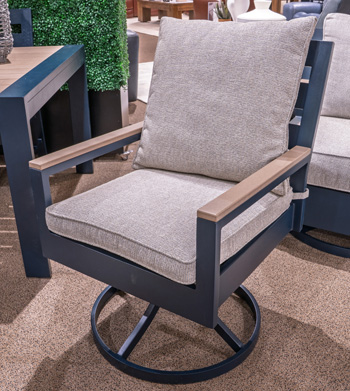 Signature Design by Ashley East Beach Swivel Chair w/Cushion (2/CN)